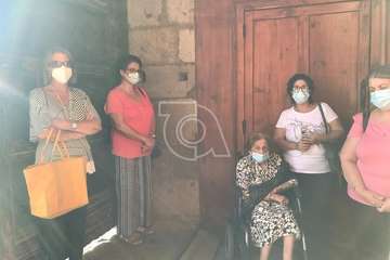 Feligreses de San Juan protestan por la limitación a 10 personas el aforo de la Basílica de Telde/TA.